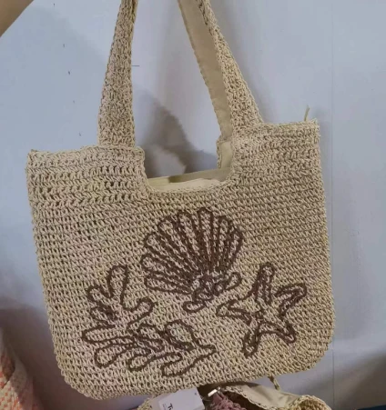 브로이어리 패턴의 종이 크로셰 숄더백