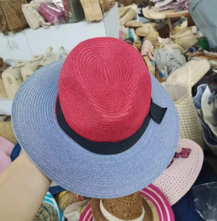 검은색 테이프가 있는 여러 가지 빛깔의 여성 모자