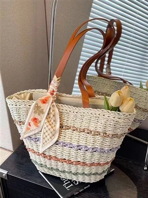 여름에 가방에서 무엇을 고르시겠어요?