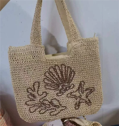 브로이어리 패턴의 종이 크로셰 숄더백