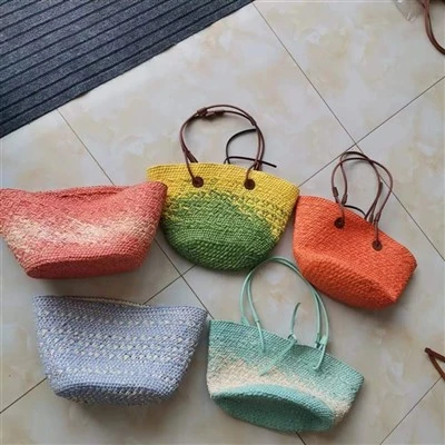 푸 핸들이있는 다채로운 종이 가방